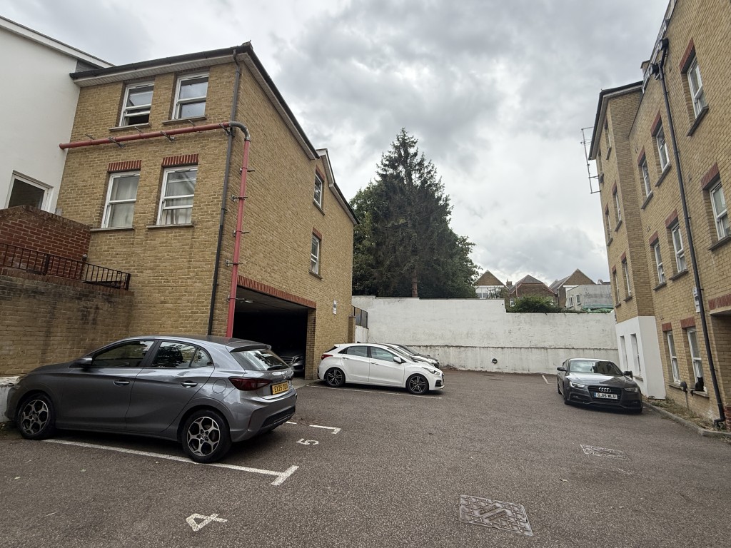 Lot: 25 - OUTSTANDING INVESTMENT - SUBSTANTIAL FREEHOLD MODERN PURPOSE-BUILT DEVELOPMENT OF 23 FLATS IN TWO BLOCKS - Central Parking